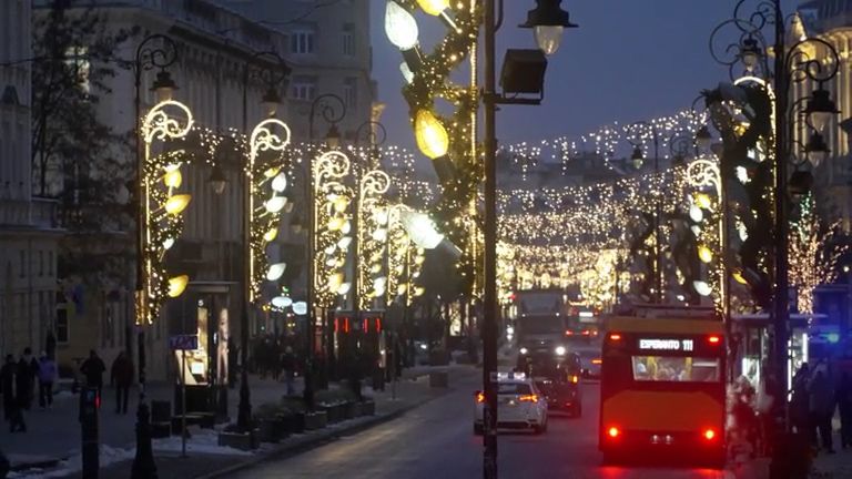 Vánoční osvětlení ve Varšavě připomíná 50. a 60. léta